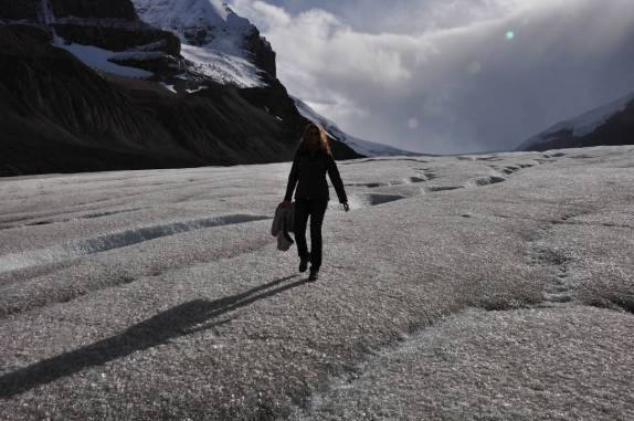 Caminhando pela fantástica geleira de Columbia Ice Fields, no Jasper National Park, em Alberta, no Canadá